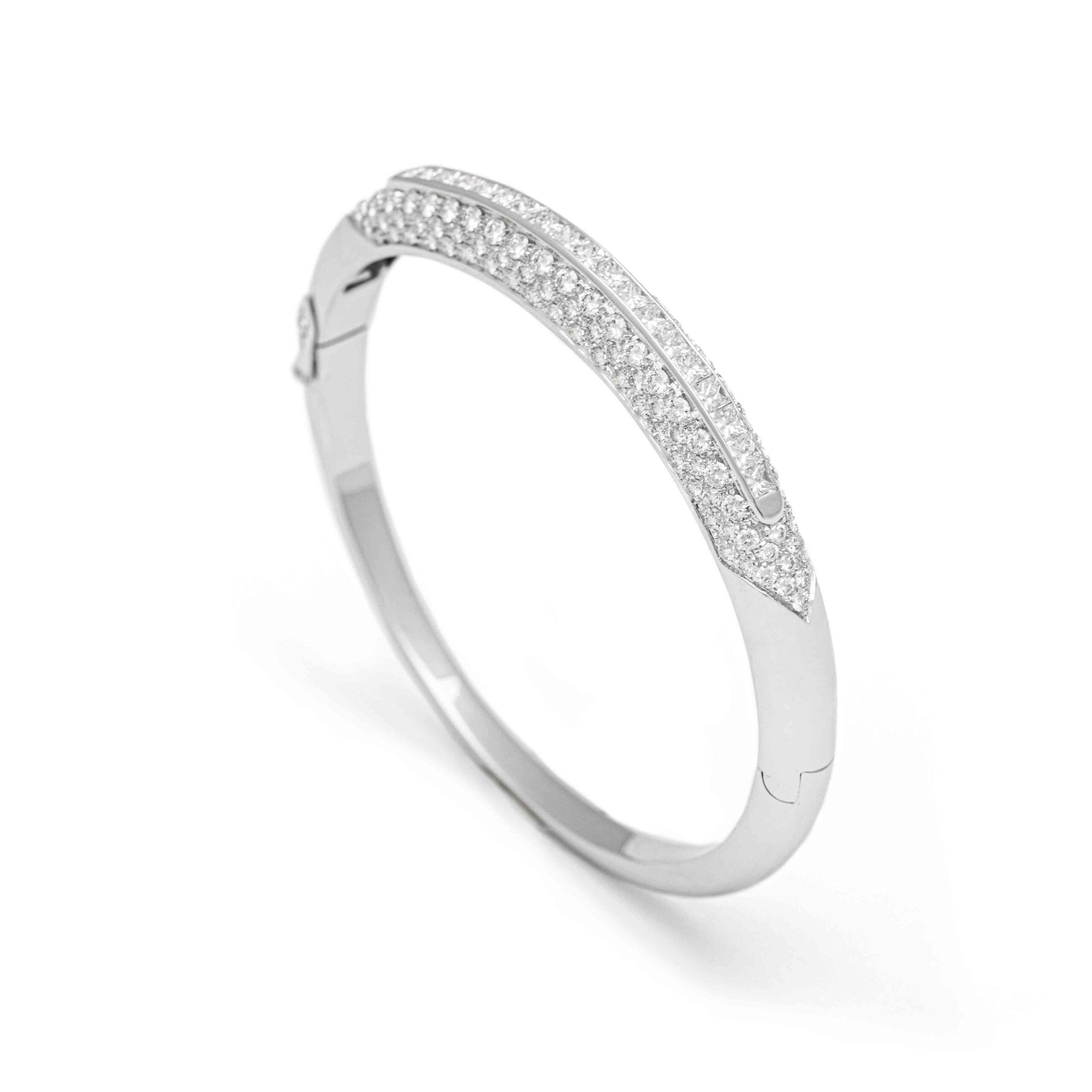 Bangle in 18kt white gold set with 19 princess cut diamonds 1.90 cts and 134 diamonds 2.70 cts