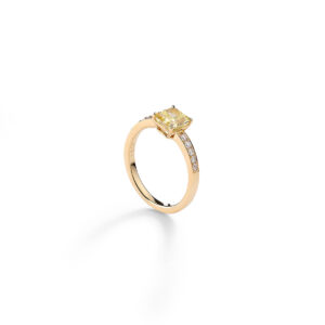 jewels-diamonds-fancy-square-cut-yellow-gold-ring