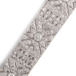Focus of the front of the French Art Deco, Diamond and Platinum Bracelet. Very beautiful and elegant Art Deco design.