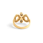 Back view from a Cartier ring in yellow gold, the pattern forms a horizontal figure eight the back from the ring is only yellow gold.