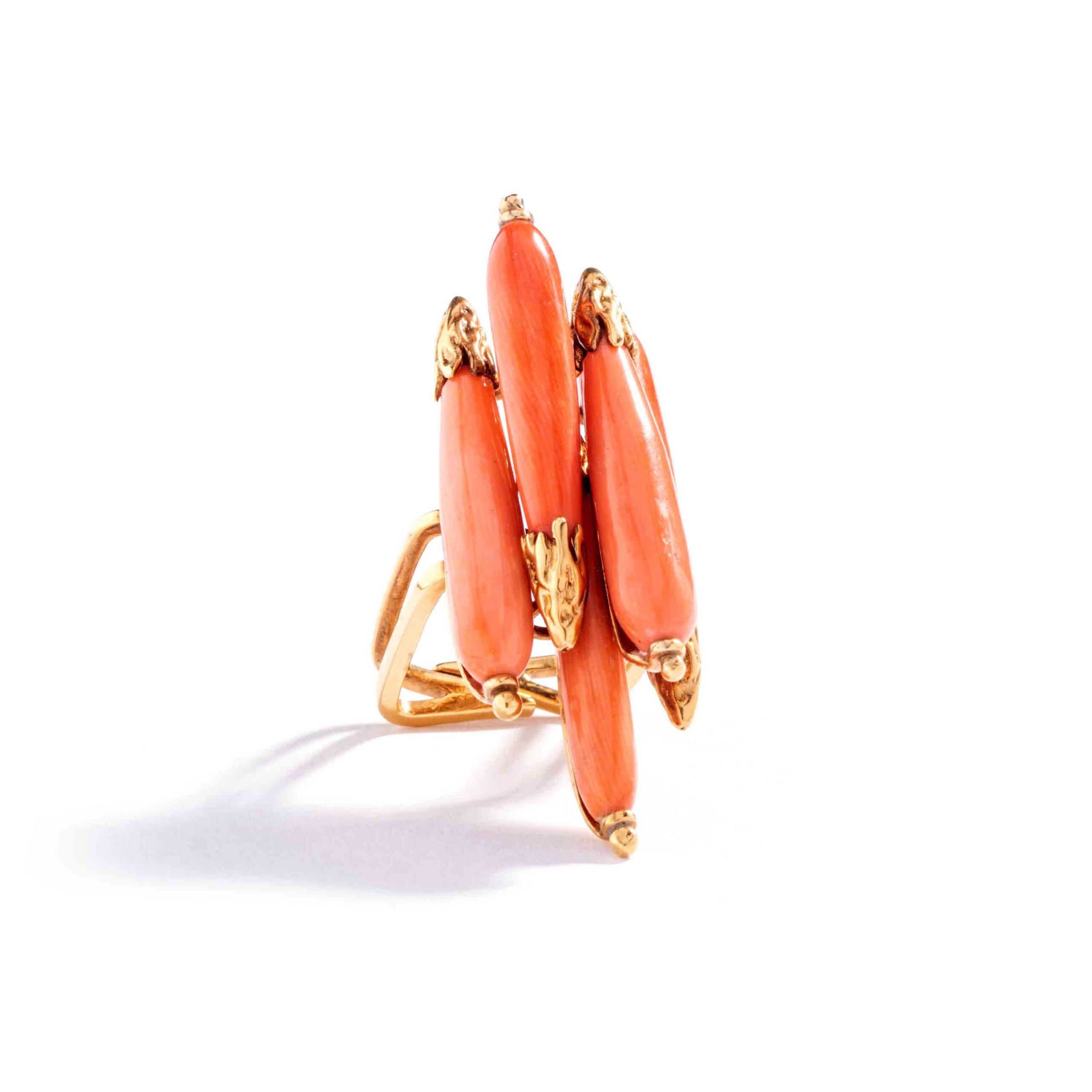 Unique and dramatic design. Coral and yellow Gold ring by Pierre Sterlé. French marks. Circa 1960